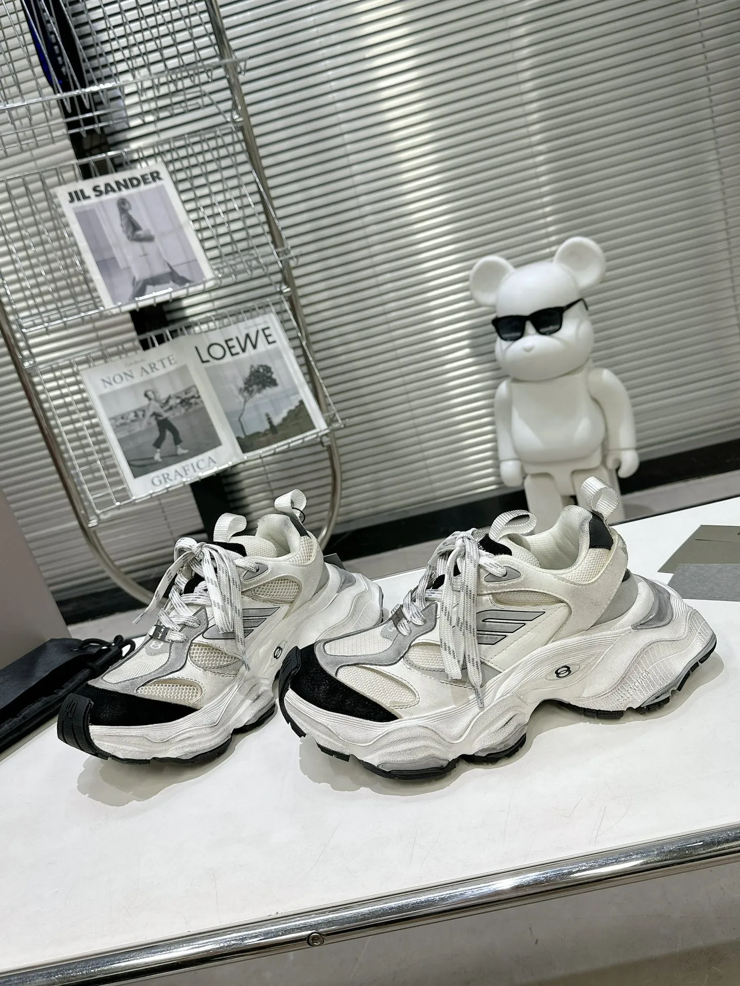 👟👟Ex-factory price 900👟👟 Balenciaga SUMMER 24 Cargo Sneaker Global Limited Edition (JDL) top version super hot! The ultimate secret of 6XL. With the release of Balenciaga's summer 24 series, the 6XL sneakers worn by Liu Haoran on the show once again became a fashion talking point. As soon as the show ended, many bloggers posted reviews of these shoes and comparisons with the 3XL. Looking closely at the whole shoe, there is a larger variant of the "B" logo and a smaller bright yellow as embellishment. The upper material is still normal leather + mesh. All pairs of original materials. Number of yards: 35-45 yards.